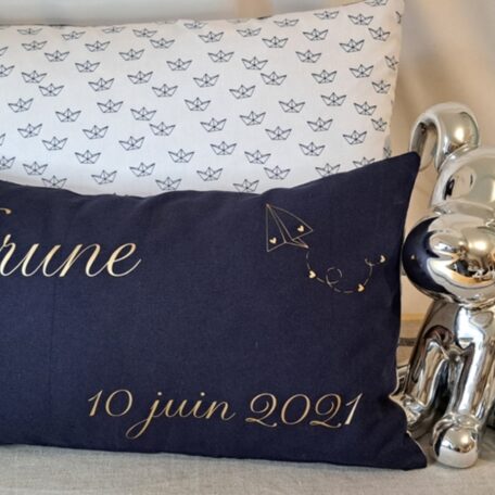 Coussin-brune-personnalise-Ecriture-doree (1)