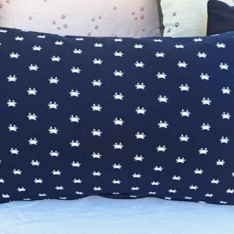 coussin petits crabes bleu marine et blanc