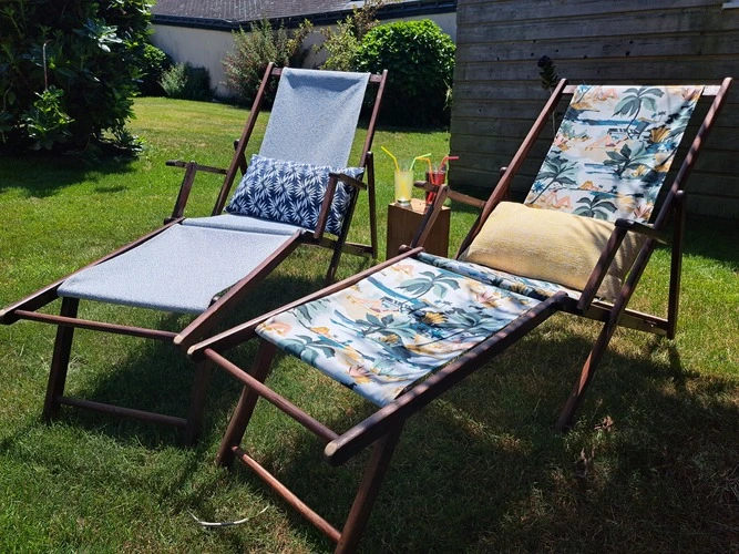 Chiliennes en bois avec toiles sur mesure à motifs, confection textile d’extérieur