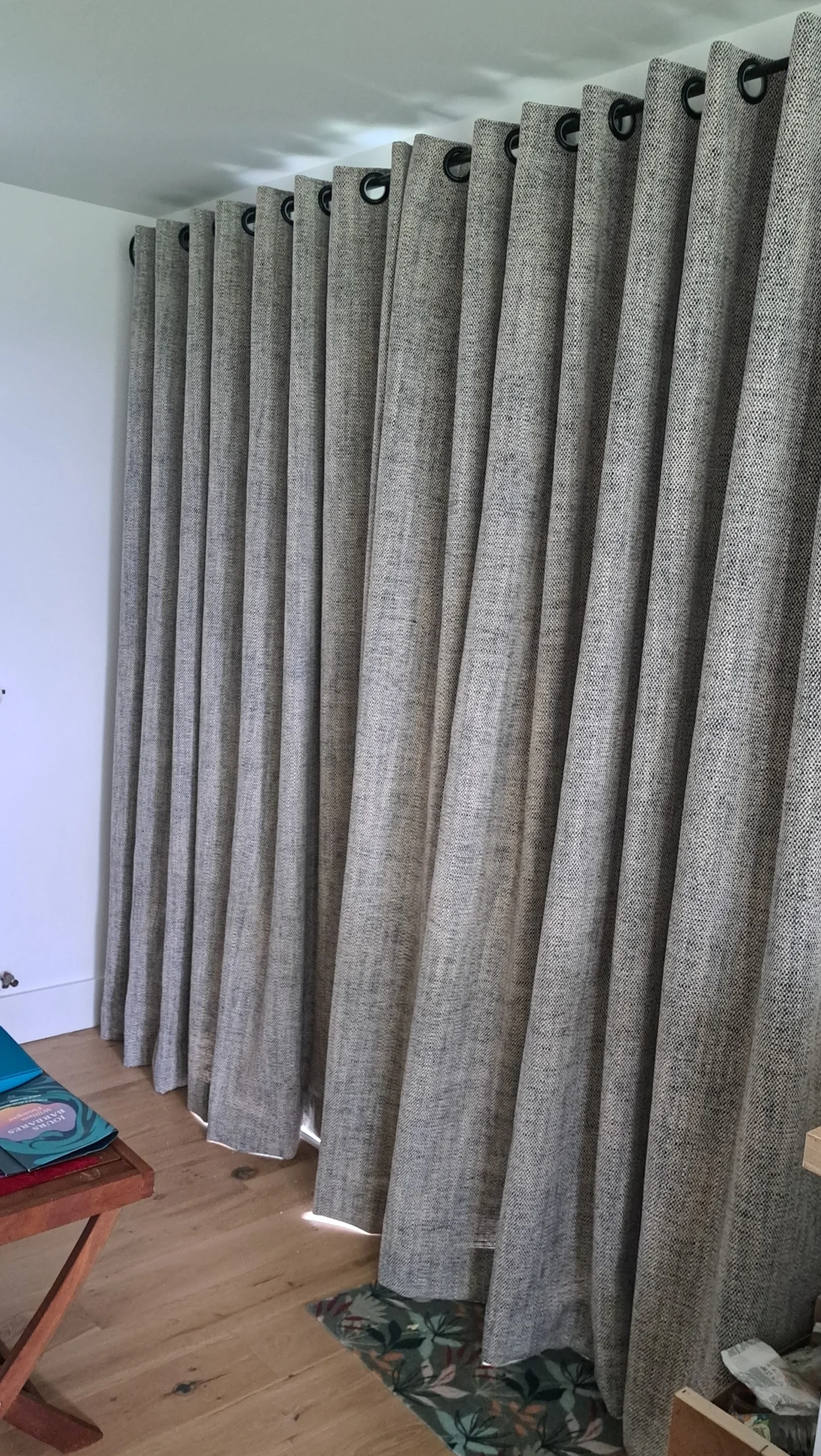 Rideaux sur mesure en tissu texturé gris clair, confection artisanale et tombé élégant