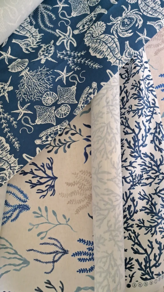 Détail de tissu d’éditeur à motifs bleus, sélection textile pour création sur mesure