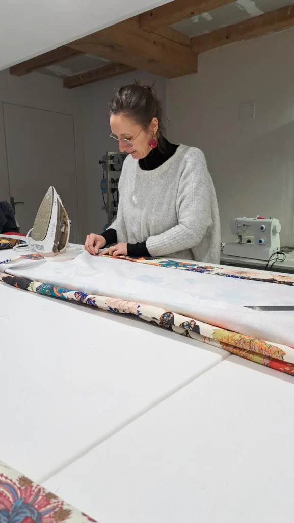 Portrait de Kathia Couturière d’ameublement en atelier, travail de confection textile sur mesure