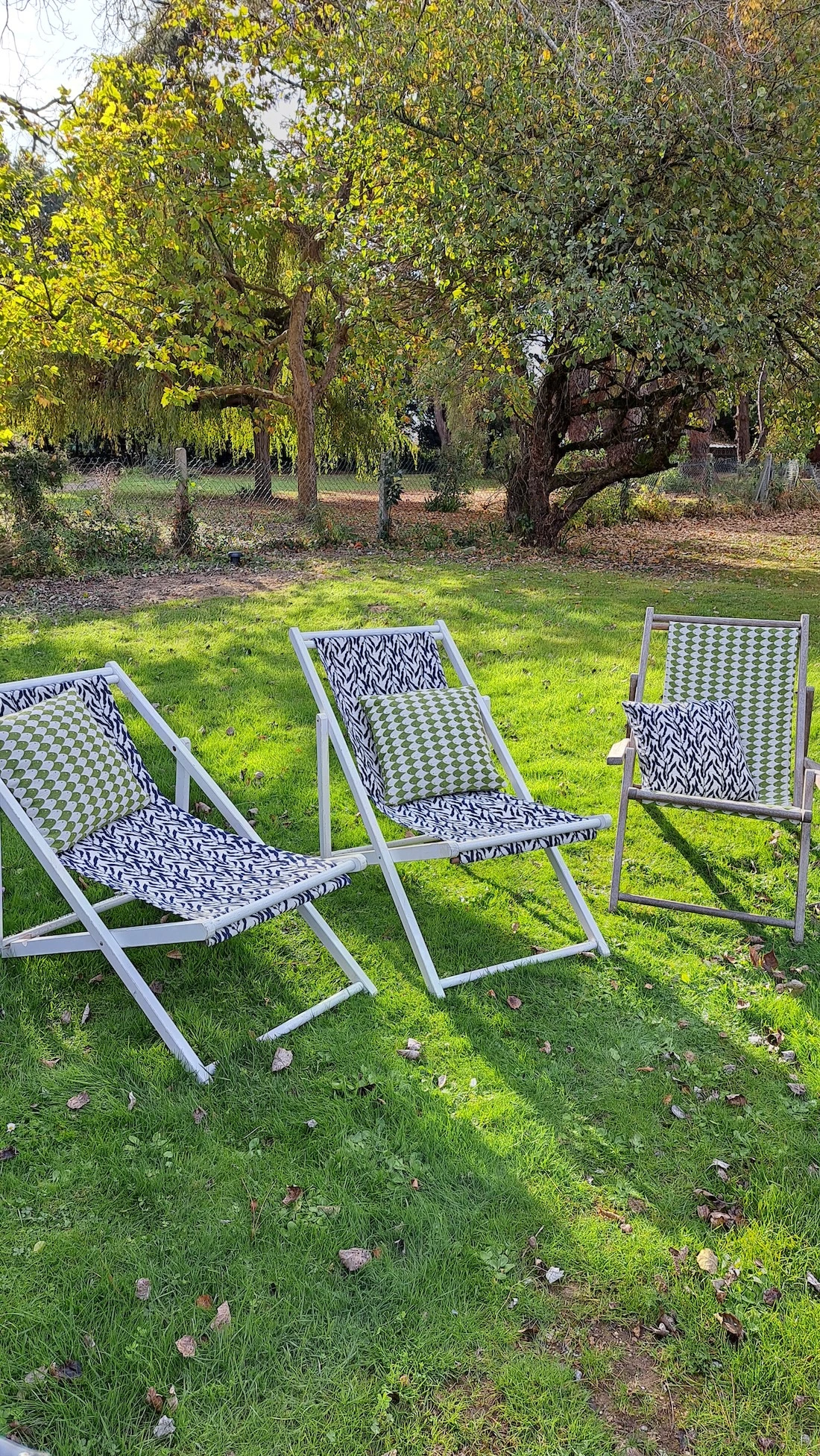 Chiliennes de jardin avec toiles textiles sur mesure, couture d’extérieur artisanale
